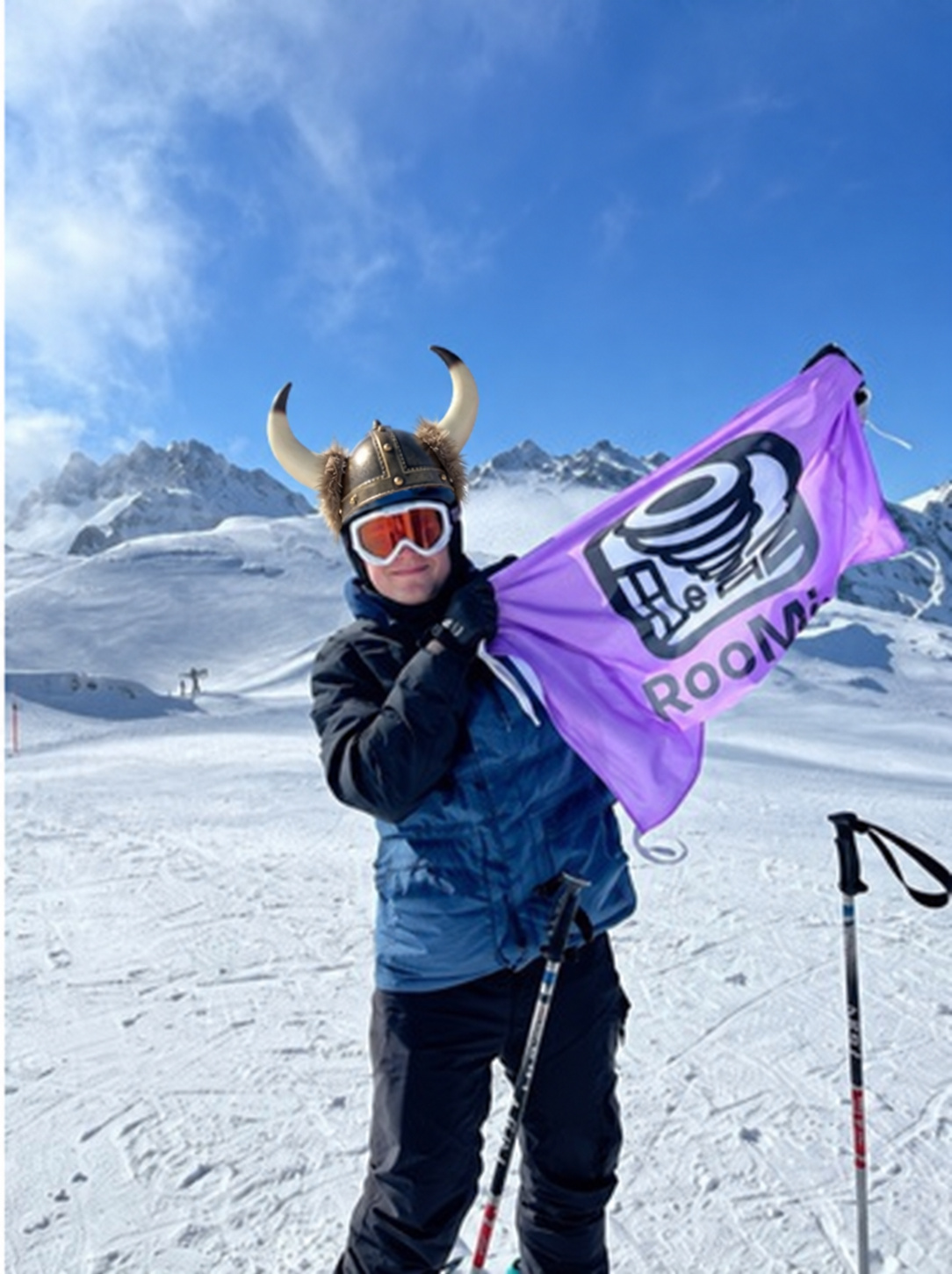 Casco vikingo y equipo de esquí en la nieve