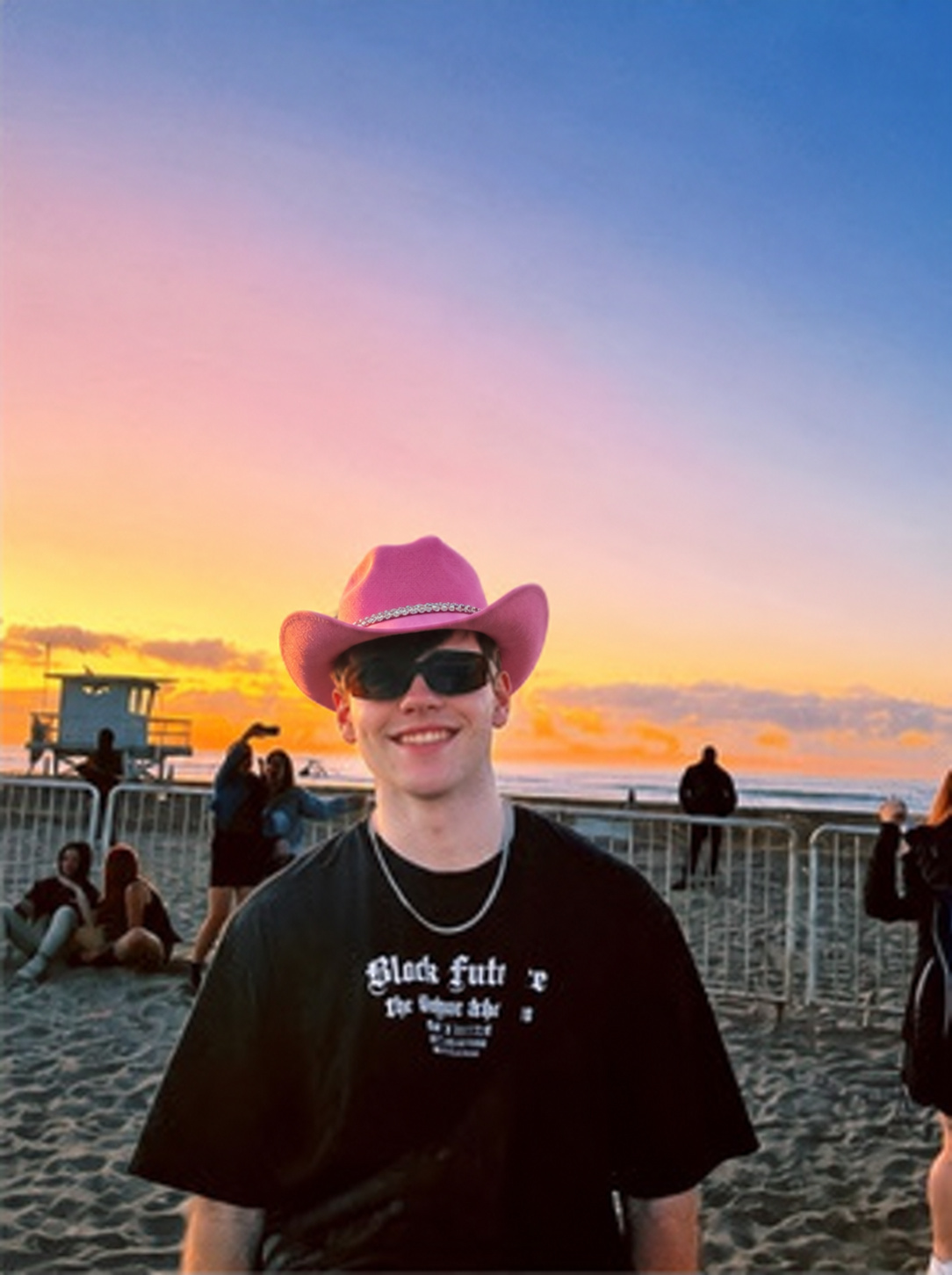 Sombrero cowboy rosa en la playa al atardecer