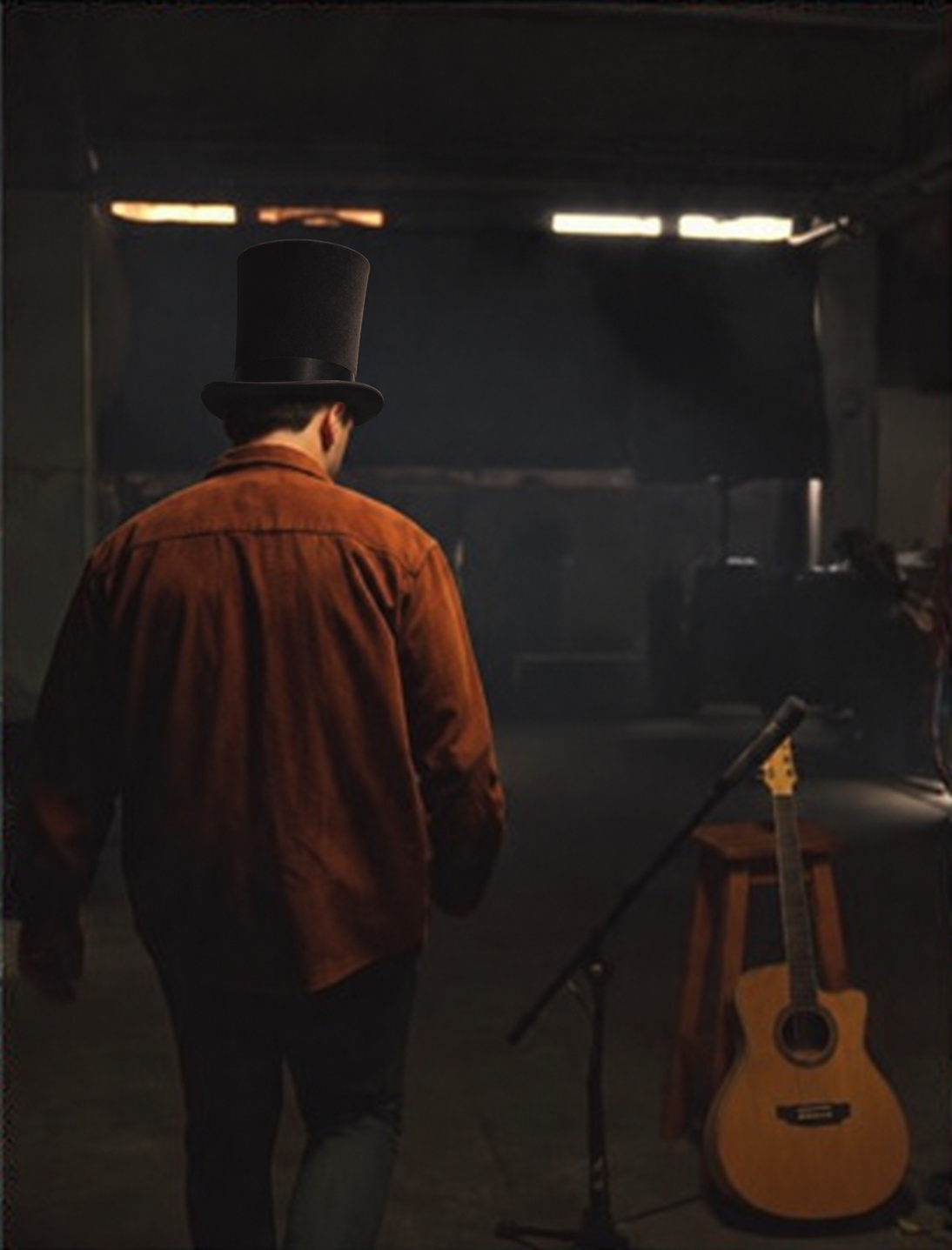 Sombrero de copa en un estudio junto a una guitarra
